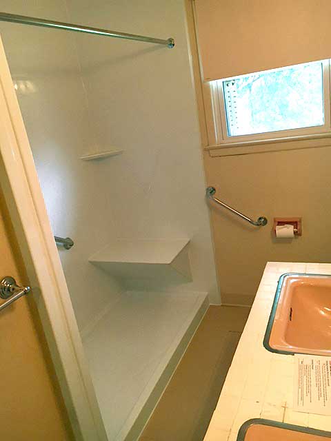 Low curb shower with seat