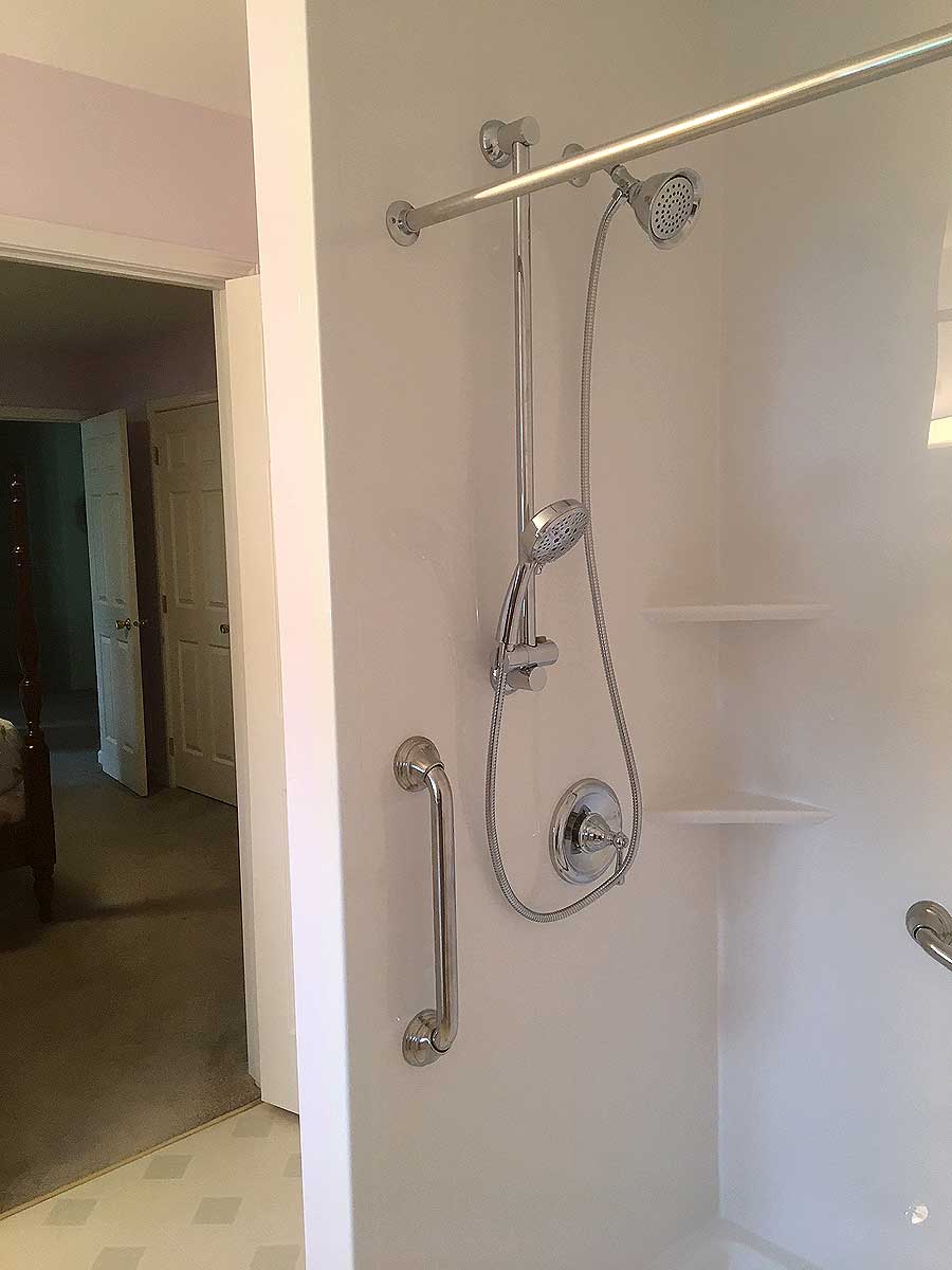 Low curb shower with seat 2