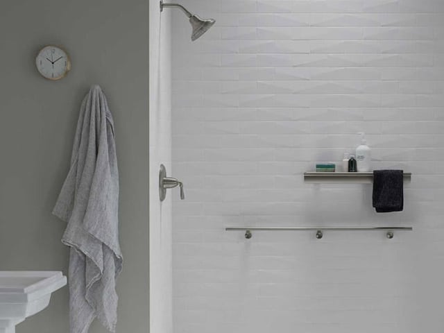 pjf-reveal-by-kohler-installers-bath-landing-body02 Grout-Free LuxStoneยฎ Walls